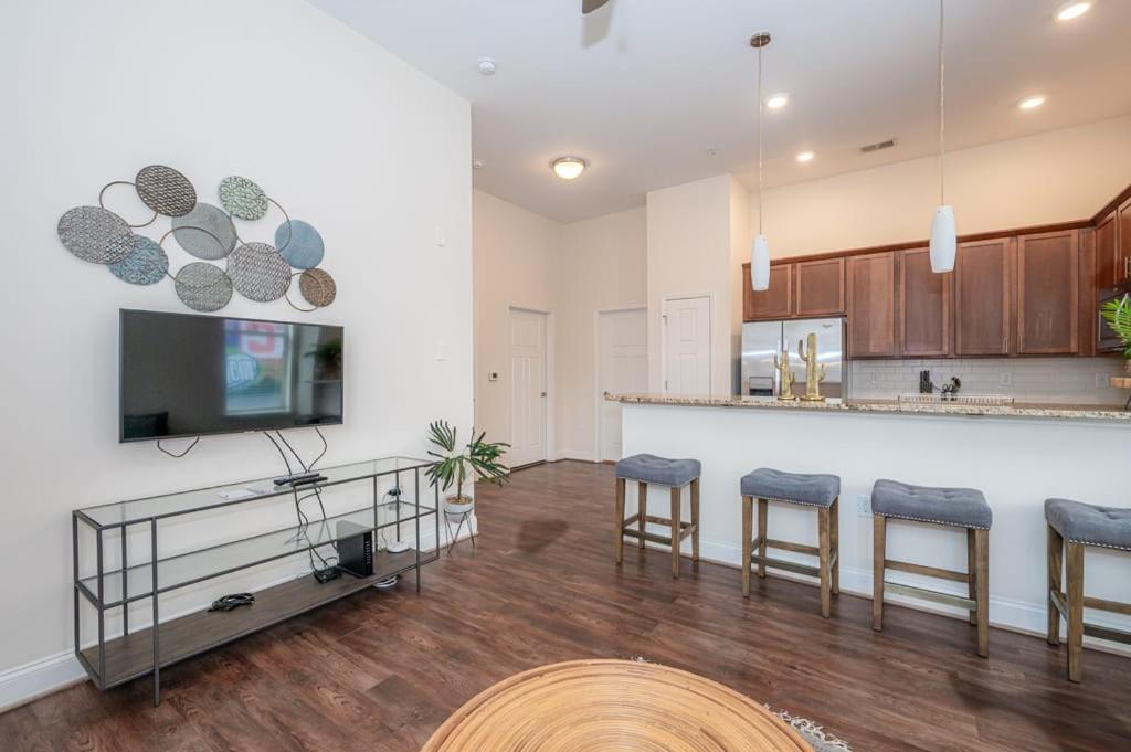 Laid Back 1Br W Comfy Living Room And Bar Charlotte Bagian luar foto