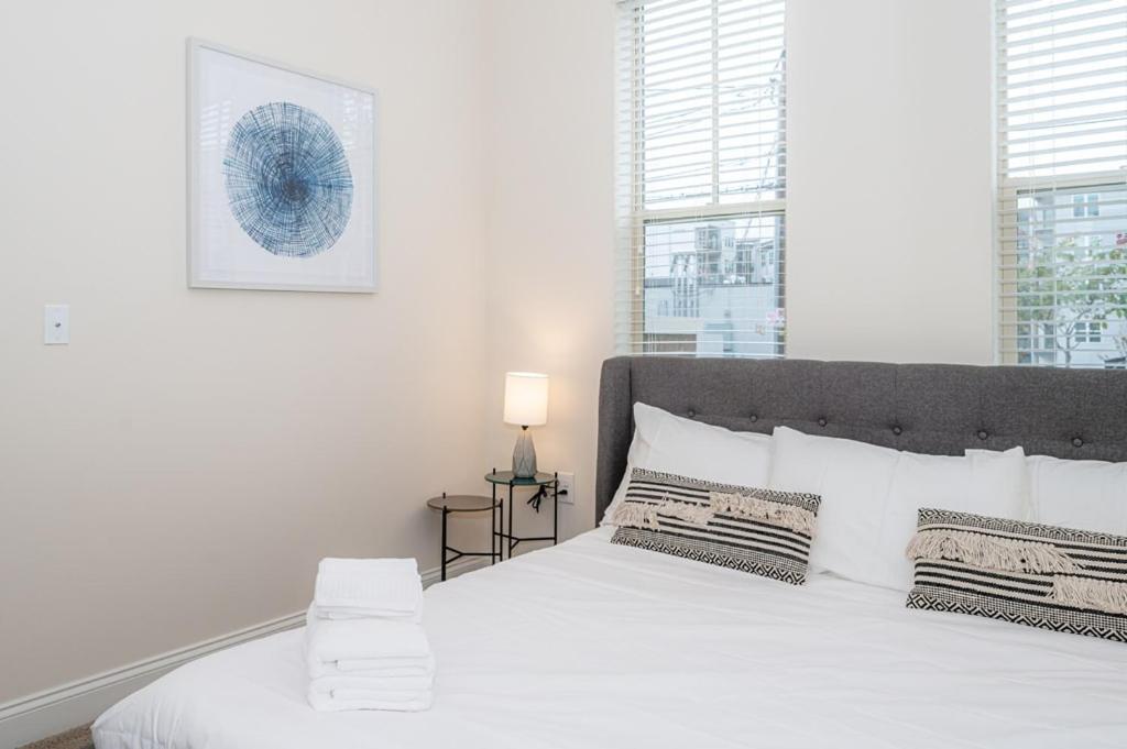 Laid Back 1Br W Comfy Living Room And Bar Charlotte Bagian luar foto