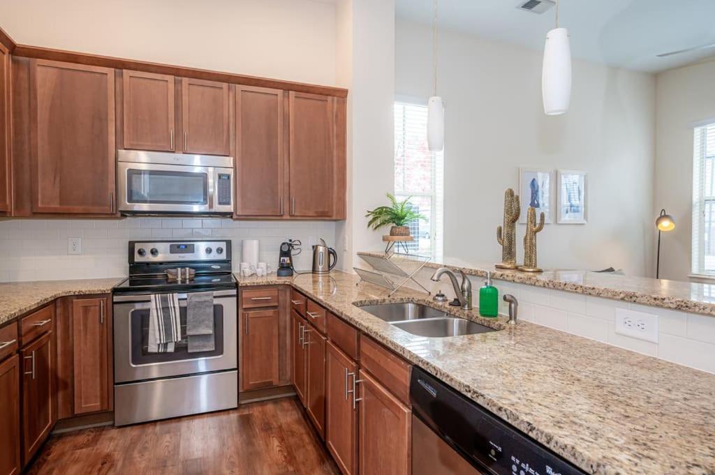 Laid Back 1Br W Comfy Living Room And Bar Charlotte Bagian luar foto